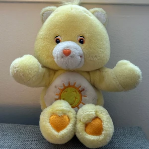 Carebear gosedjur  - Funshine bear, kramar om man trycker på magen. i super skick, inga defekter. Vanliga storleken. Säljer fler. Använd köp nu, garanterad snabb postning
