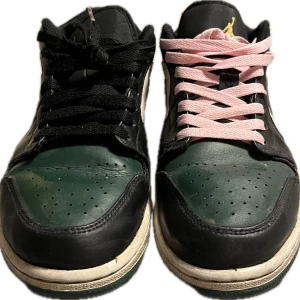 Jordan 1 Low Green Toe  - säljer dessa skor som är ganska använda och signerade av sean banan på sulan!!!! cond 5/10. nypris för dessa är ca 2000 kr, kom gärna med prisförslag🙏🙏🤝🤝🔥🥰