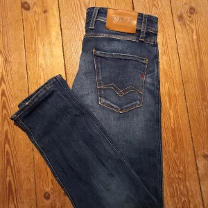 Replay anbass jeans 30/32 - Hej, säljer nu dessa riktigt schyssta Replay jeans i modellen anbass. Jeansens passform är slim och har en del slitna detaljer. Jeansen är nästan oanvändna då de är för stora i midjan, vilket också är varför jag säljer dem. Om du har frågor skicka ett Dm!