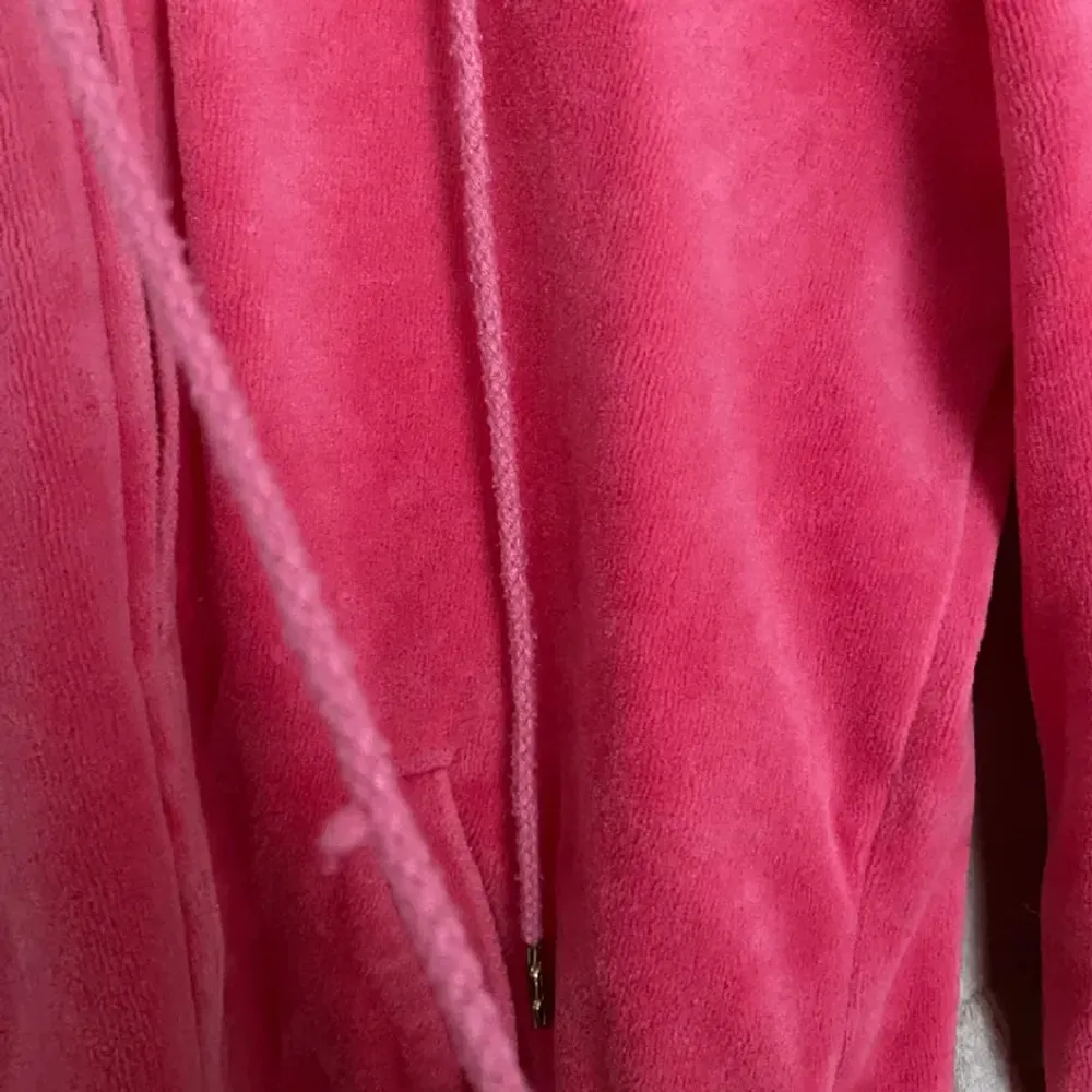 Rosa juicy couture tröja. Se bild 2 för defekten som finns på snöret. Hoodies.