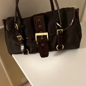 VINTAGE VÄSKA - Jätte bra skick, nästan aldrig använd. Super bra material och får plats med mycket om man vill. Har små fak och fickor inåt i. Kontakta gärna för frågor. Köparen står för frakten ☺️!! Pris kan även diskuteras