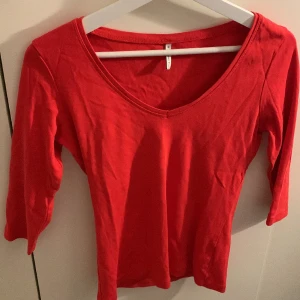 Röd tröja - En röd trekvart tröja och inga defekter  Står m men skulle säga s 