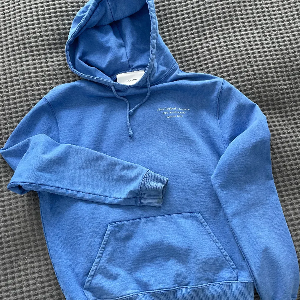 Helt ny hoodie. Köpte till min 14 åriga dotter i våras men hon har aldrig använt den. Passar xs-s tjej och s kille. Nypris 2500kr. Hoodies.