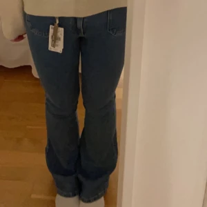 blåa jeans med fickor! - superfina blåa jeans med fickor fram, säljer då dom inte kommer till användning, storlek 38 men passar också 36