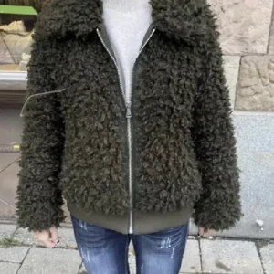 Intressekoll Hm olivgrön Teddyjacka - Intressekoll på denna eftertraktade teddyjacka från H&M som är slutsåld på hemsidan. Säljer bara vid bra pris (första bild lånad)🤍🤍