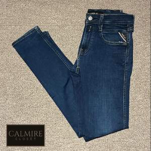 Ett par Replay anbass jeans nästintill nya för 549 (1799kr). De är i storlek 28/32 (slim fit). Hör av er om ni har några frågor.