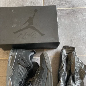 Jordan 4 black cats - 8/10 skick, skickar kan it mötas tyvärr. Kvitto finns, hör gärna av er vid intresse