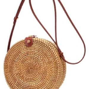 Tropisk väska - Väska som bara är använd en gång och passade inte mig så bra men den är väldigt fin till semester 💕🫶. Orginal pris 500kr men säljer för 200kr