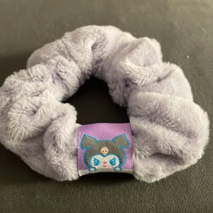 kuromi scrunchie hårband - från kawaii, jag har knappt något hår så det kommer inte till användning <3
