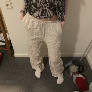 Linnebyxor - Linnebyxor köpta i grekland. Tjejen på bilderna är 165, bra i längden då. 🥰Pris går att diskutera.