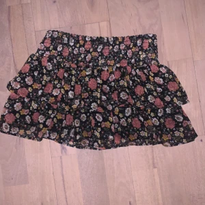 Kjol  - Jätte fin kjol från Lindex, kommer inte till användning så mycket. Rekommenderar dock att ha några slags shorts under då den är ganska kort.