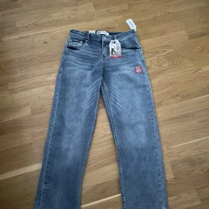 Levis loose taper - Kan skickas men köparen står för frakt. Levis loose taper i strl 164. Byxorna har köpts från kidsbrandstore och är helt nya. Byxorna säljs för det blev fel storlek. 