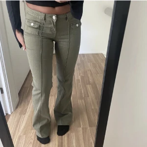 Jeans - Intressekoll på de slutsålda gröna jeansen. Säljer inte under 400 kr då jag fortfarande gillar dem. 💚Storlek 40 men passar även 38. (Skriv för egna bilder)