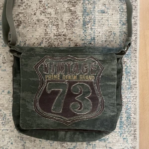 axelremsväska  - en ascool axelremsväska med fyra fack/fickor totalt🫶