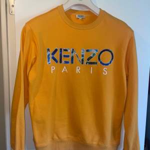 Kenzo Pris orange unik tjocktröja   Skick: 9/10 Storlek: S  Säljs då jag tömmer garderoben och vill bli av med gamla kläder.