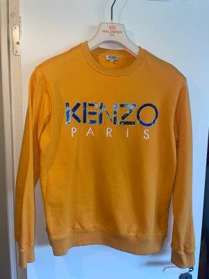 Kenzo Pris orange unik tjocktröja   Skick: 9/10 Storlek: S  Säljs då jag tömmer garderoben och vill bli av med gamla kläder.