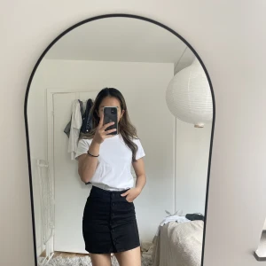 Svart jeanskjol  - Svart jeanskjol med knappar framtill från Gina tricot . I strl 34