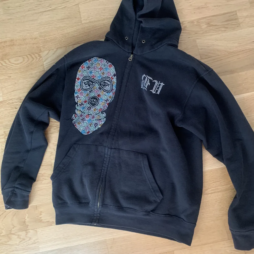 Finns en text med rhinestone där bak som de står ”Bank robber” Dma om ni vill se. Funkar perfekt för nån som är 160-170 Köpt för 1000kr säljer för 500kr . Hoodies.