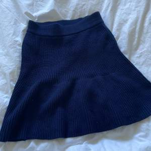 Så fin mörkblå stickad kjol ifrån zara. Helt oanvänd men råkade dessvärre rycka för hårt så lappen gick av på ena sidan.