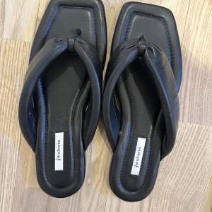 Super söta sandaler som passar perfekt till sommaren. Aldrig använda!❤️ köparen står för frakt!