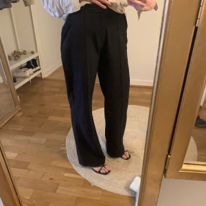 Svarta kostymbyxor från Madlady strl S - Säljer dessa snygga plisserade kostymbyxor från Madlady i strl S.