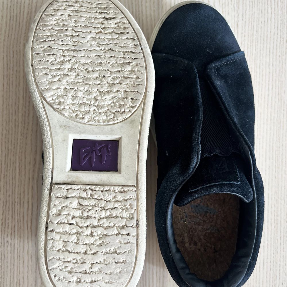 Skitsnygga svarta eytys skor ”Eytys Doja Slip-son Suede Black (DSOSB)” storlek 37, köpta för 1999kr säljer nu för 500kr men pris kan diskuteras, säljer då de inte längre kommer till användning, hoppas de kan hitta ett nytt hem!. Skor.