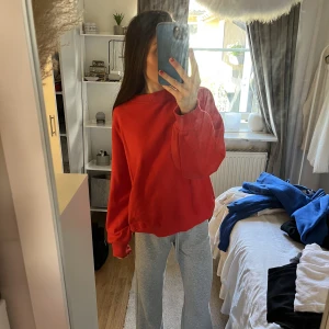 Sweatshirt  - Röd sweatshirt från hm i storlek S. Säljer pga får ingen användning av den!! 