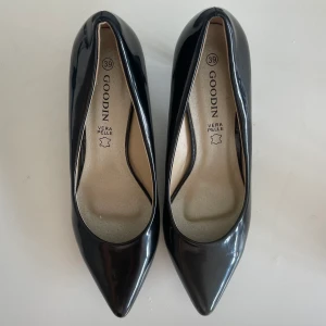 Klackar - Snygga lägre klackar med spetsig tå. Superbra skick och äkta läder. Köpta second hand men var tyvärr för små, står strl 39 men skulle säga att de är mer som 38. DM för fler bilder. 