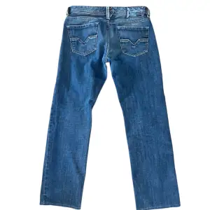 straight fit Diesel jeans i storlek 32/34. Mycket bra skick