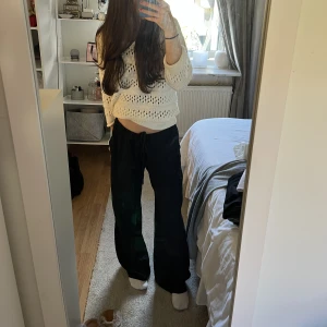 Linnebyxor  - Svarta lågmidjade linnebyxor från  hm i storlek S. Säljer pga har två. Något långa på mig som är runt 164cm lång.