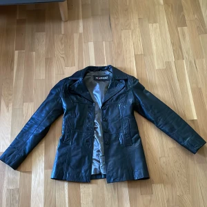 Skinnjacka  - Svart skinnjacka med knappar