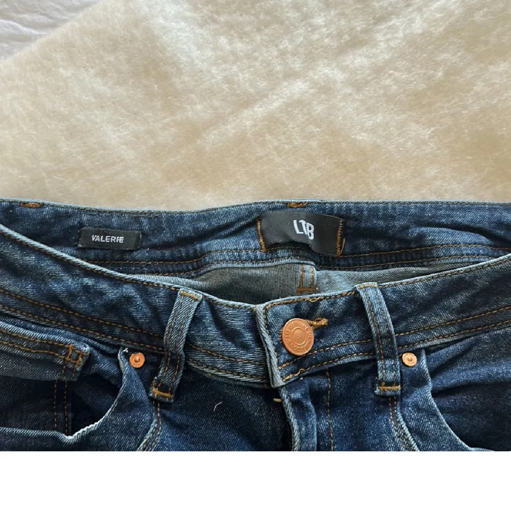 Säljer mina ltb jeans i modellen valerie som knappt är använda och i nyskick 🩷säljer då de är för stora i midjan! nypris är 700kr 🩷skriv privat för fler bilder . Jeans & Byxor.