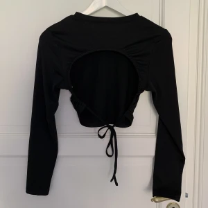 Rygglös topp - Öppen i ryggen. Superskönt tyg. Köpt här på Plick för ett tag sen men kommer inte till användning.