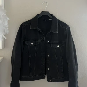 Jeansjacka  - En fin svart jeansjacka! Priset kan diskuteras, skriv för fler bilder :) 🫶🏼
