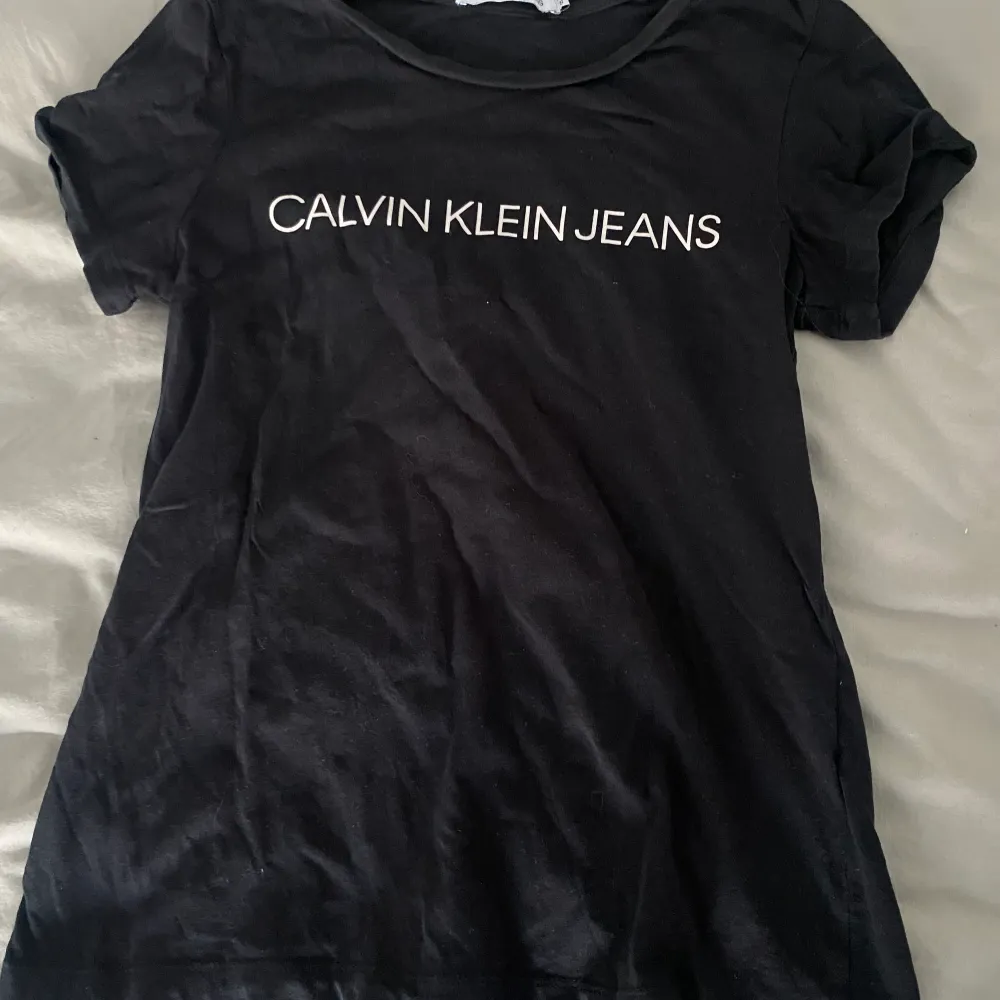 Fin t-shirts från calvin klein! Använd fåtal gånger.. T-shirts.