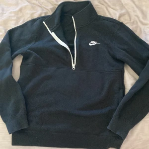 Nike halfzip - Strl S knappt använd. 