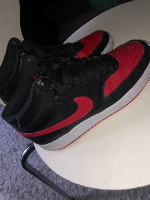 Nike skor röda - Nästan helt nya Nike skor dom knappt är använda. Säljer på grund av att jag inte gillar färgen . Både låda och kvitto finns kvar