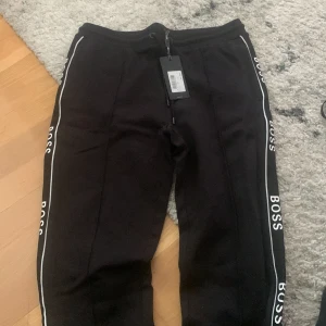 Hugo boss byxor - Helt oanvända Hugo boss byxor med pris lappen kvar. Kostar 1700 nya men säljs för 1000kr men billigare vid snabb affär.Skriv för mer bilder och info