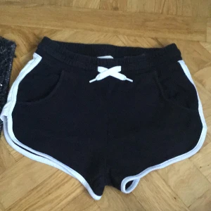 H&m shorts  - Från H&m ett par vanliga shorts använt typ vid sommar tid och sånt😊