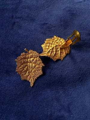 Örhängen guldblad  - Små vintage clipsörhängen i form av gyllene blad