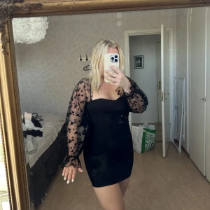 Klänning - Svart klänning med ballongarmar från SHEIN. Dragkedja i ryggen och väldigt bra material. Storlek S/36. 150kr. Köparen står för frakt😄