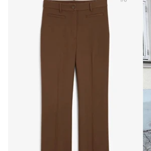 Brun kostymbyxa  - Fina kostymbyxor från monki som sitter jättefint på! Säljer då jag aldrig använder eller använt dem!