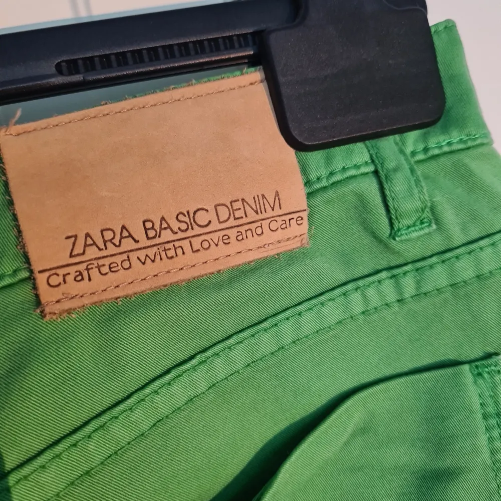Fina gröna jeans från Zara spårtsamt använd. . Jeans & Byxor.