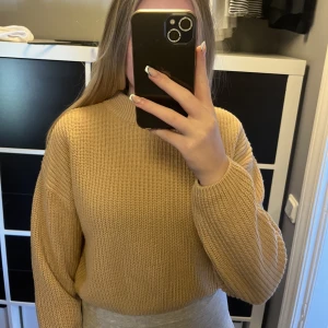Stickad tröja från HM - Beige stickad tröja från HM i bra skick. Köparen står för frakten💗💗