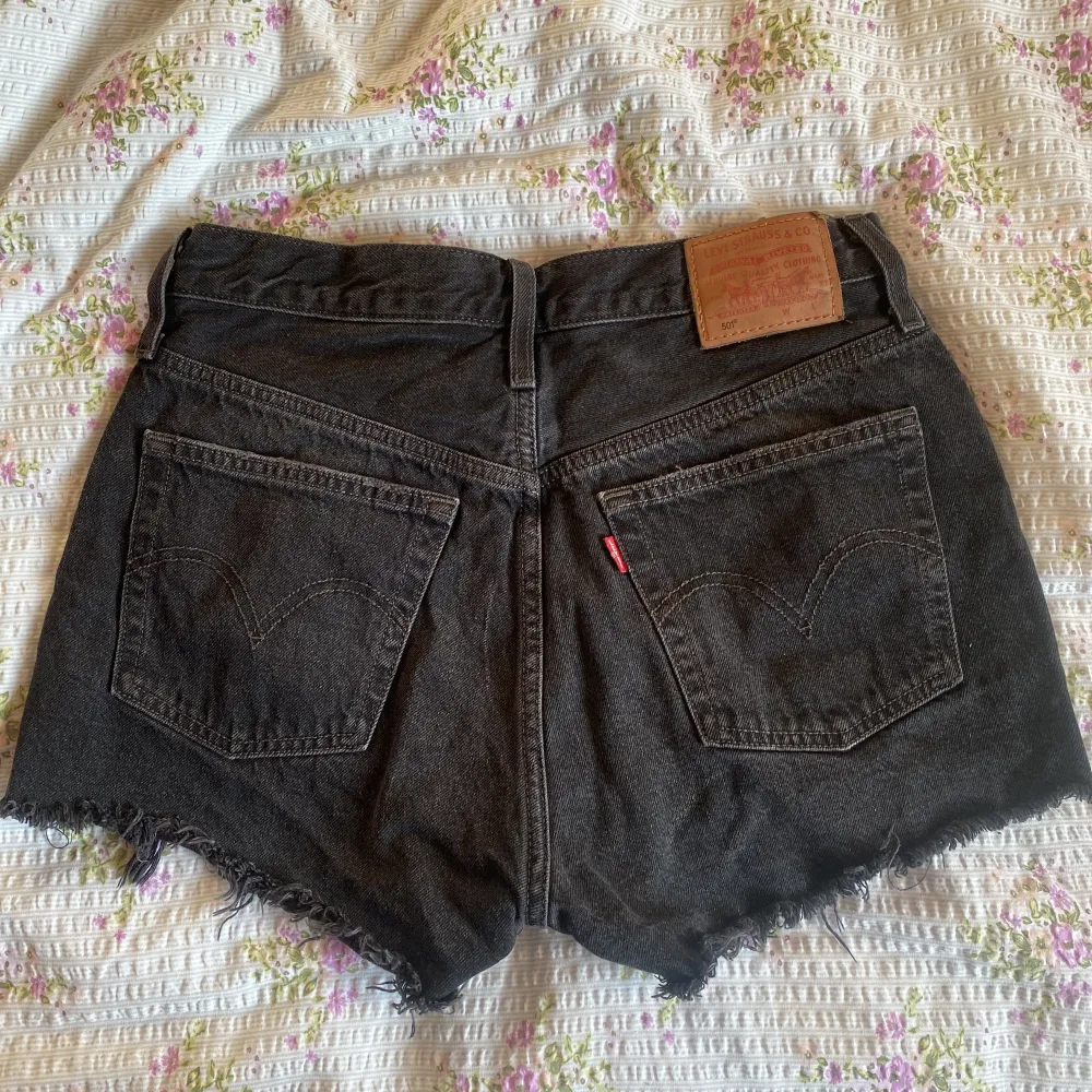 Helt oanvända shorts från Levi’s. Super fina men tyvärr alldeles för små för mig, därav säljer jag de nu. Pris går att diskutera. Shorts.