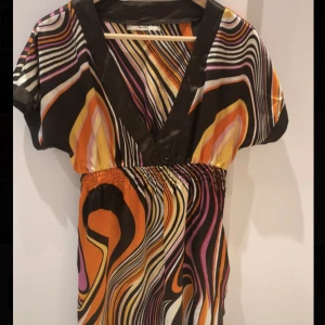 Mönstrad klänning - Jättefin klänning från Bershka, siden