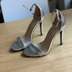 Silvriga Zara-klackskor i strl 38 - Använda en gång men hann tyvärr få en del märken på dem, se bild (galen balkväll)