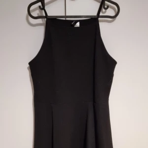 Klänning  - Högkragad stretchig sommarklänning. Fint fall och bred "kjolsdel"