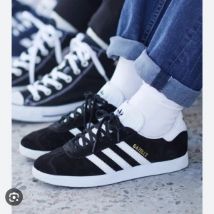 Adidas skor - Säljer mina jättefina adidas skor, använda men fortfarande i bra skick! Skriv privat för fler bilder!