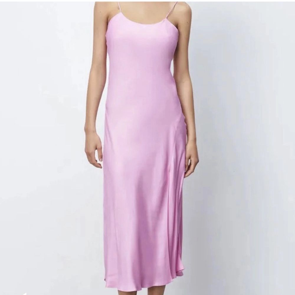 Säljer denna super fina rosa siden klänningen från zara, går inte att köpa längre! Använd två gånger, som ny! 💞. Klänningar.